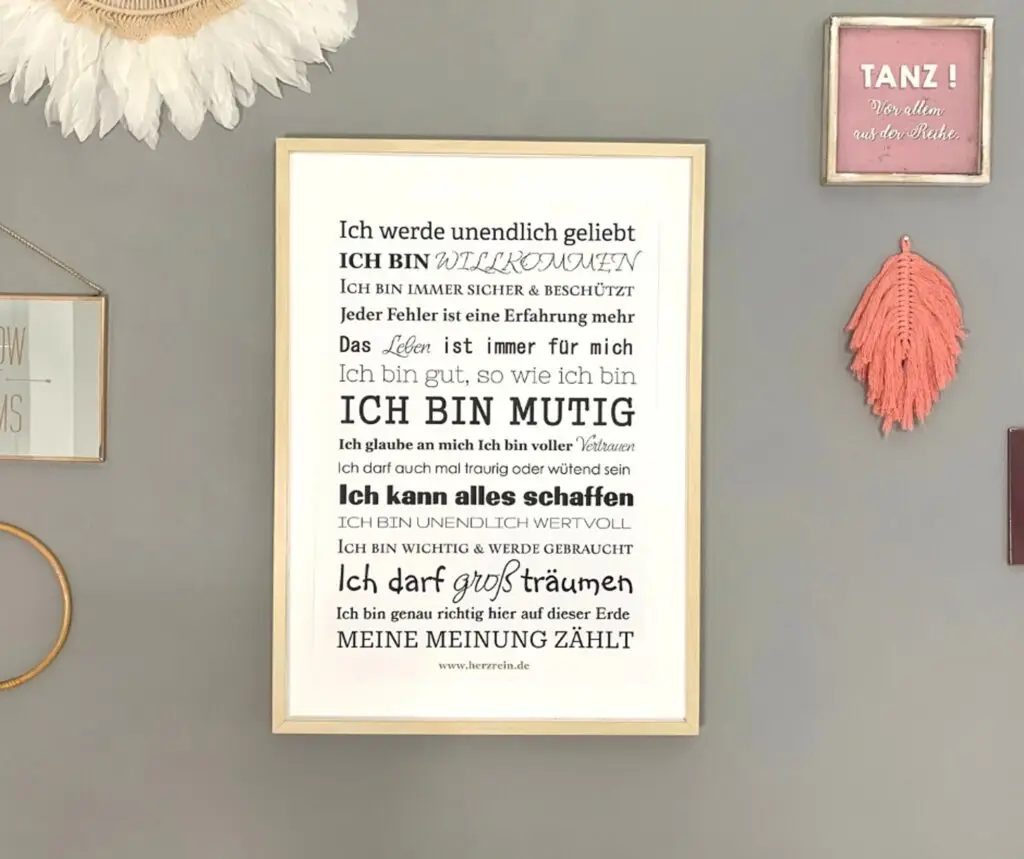 Bild mit positiven Glaubenssätzen an einer schönen Wand