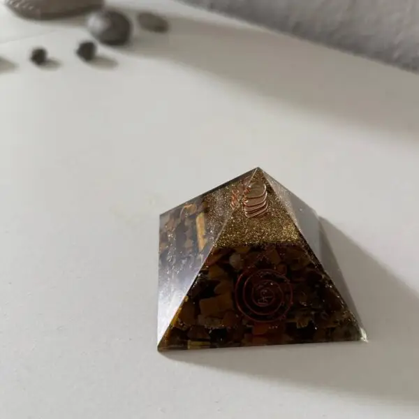 Tigerauge-Orgonit-Pyramide