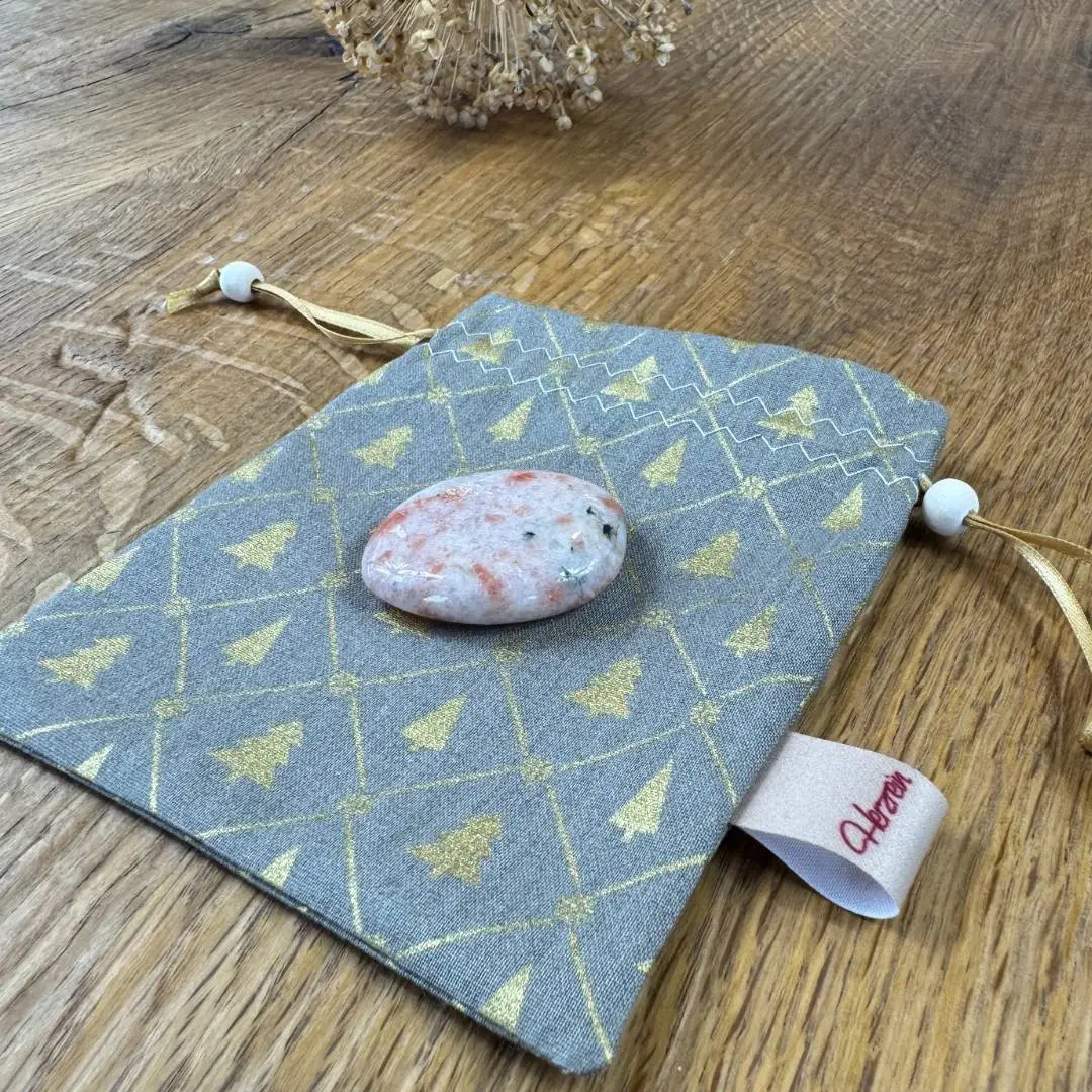 Sonnenstein Heilstein Rauhnächte mit handgenähtem Schutzsäckchen im Herzrein-Design für Klarheit und Selbstvertrauen