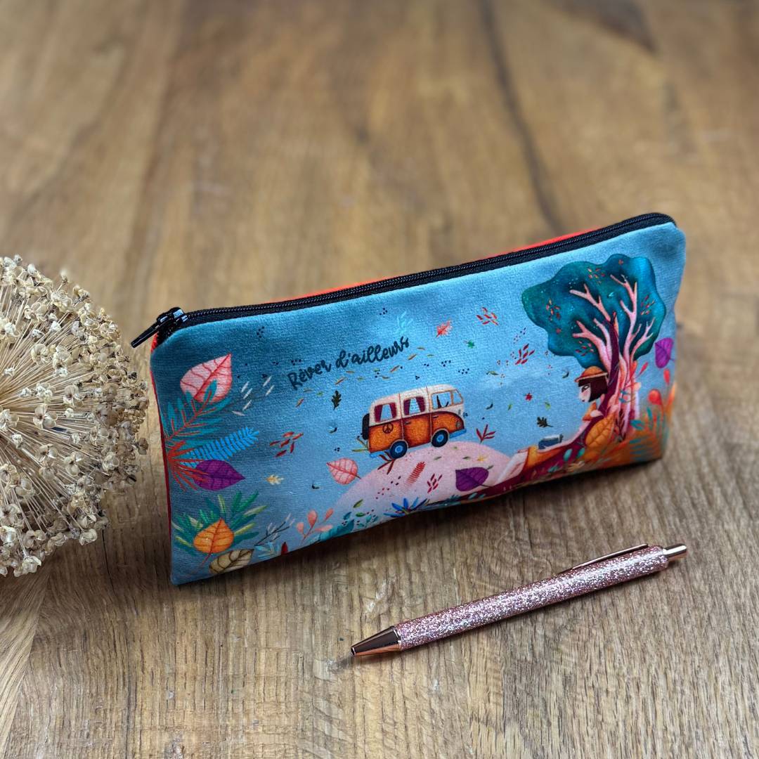 Federmäppchen Freiheit auf einem Holztisch mit Stift davor im täglichen Gebrauch als Aufbewahrung für Schreibutensilien