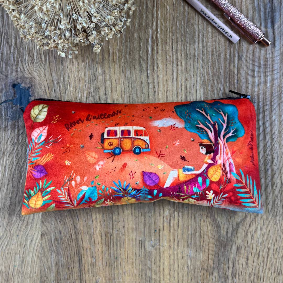 Federmäppchen Freiheit als Geschenk auf einem Holztisch zur Aufbewahrung von Schreibutensilien