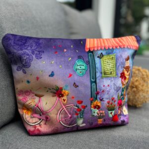 Kosmetiktasche Blumenliebe mit floralem Motiv, dargestellt sind Blumen, ein Fahrrad und ein kleines Geschäft.