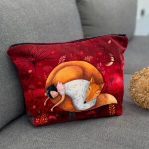 Kosmetiktasche Geborgenheit auf einer Couch in hochwertiger Verarbeitung, das Motiv zeigt eine Frau mit Fuchs