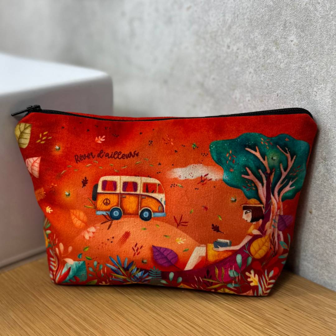 Schminktasche Freiheit mit ihren leuchtenden Farben im alltäglichen Gebrauch an ein Waschbecken gelehnt.