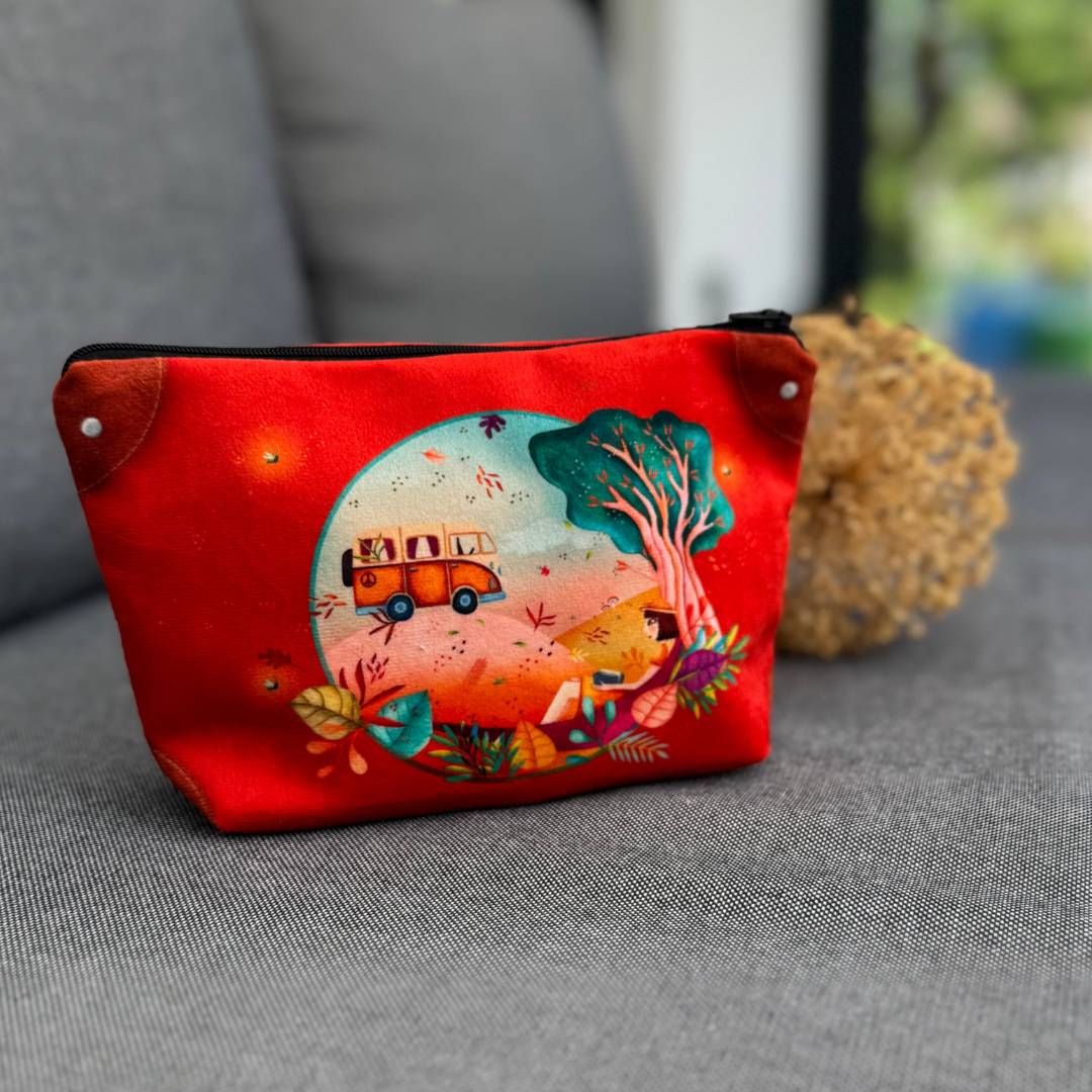 Schminktasche Freiheit als Geschenk zur liebevollen Aufbewahrung von persönlichen Dingen. Sie steht auf einer Couch.