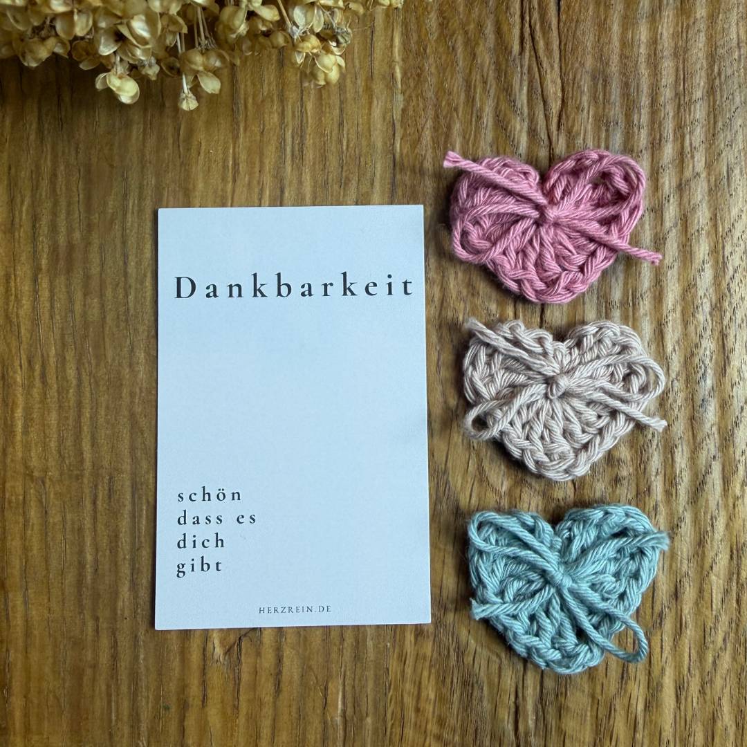 Herzreinkarte Dankbarkeit mit drei handgehäkelten Taschenherzen