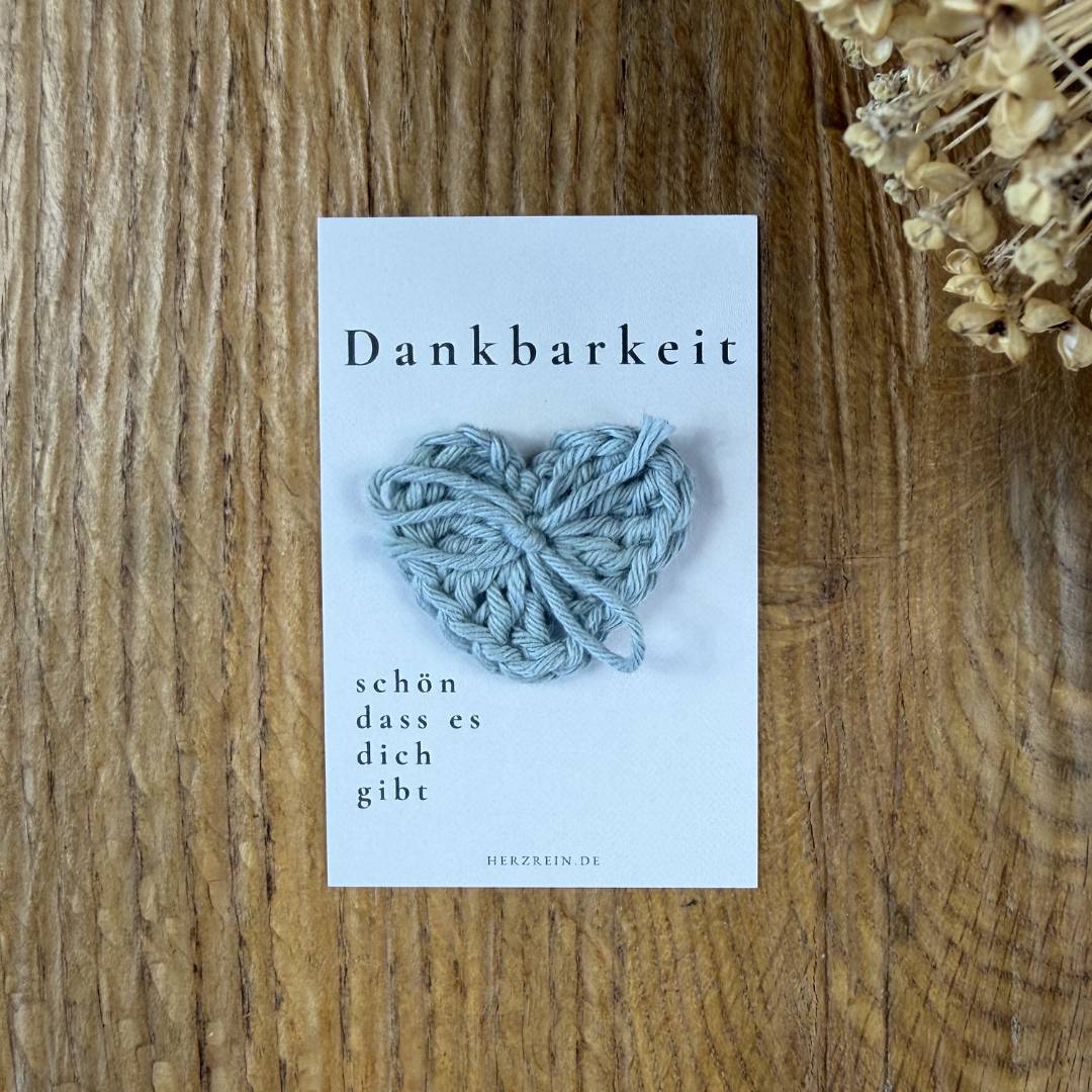 Herzreinkarte Dankbarkeit im Visitenkartenformat mit handgehäkeltem Taschenherz