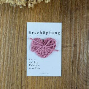 Herzreinkarte Erschöpfung im Visitenkartenformat mit handgehäkeltem Taschenherz