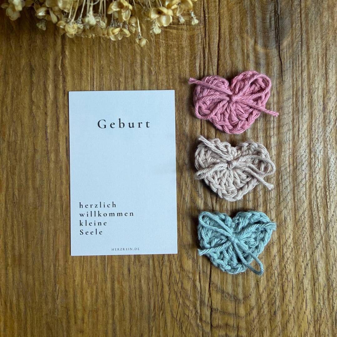 Herzreinkarte Geburt Willkommen kleine Seele mit drei handgehäkelten Taschenherzen