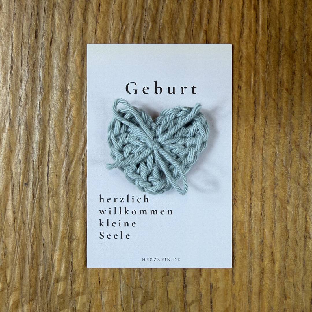 Herzreinkarte Geburt Willkommen kleine Seele im Visitenkartenformat mit handgehäkeltem Taschenherz