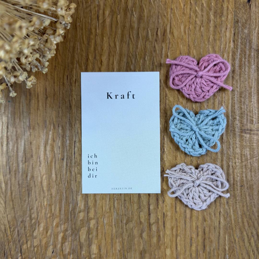 Herzreinkarte Kraft mit drei handgehäkelten Taschenherzen