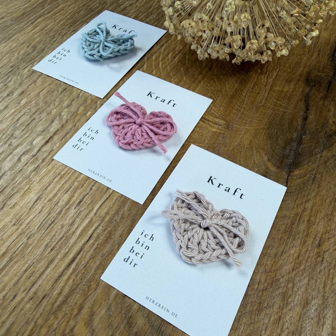 Herzreinkarte Kraft von Herzrein mit handgehäkeltem Taschenherz