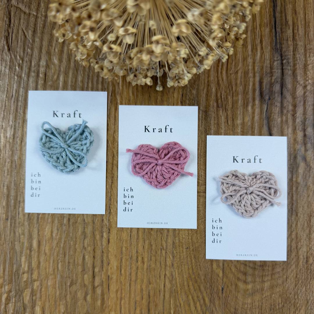 Herzreinkarte Kraft im Visitenkartenformat mit handgehäkeltem Taschenherz