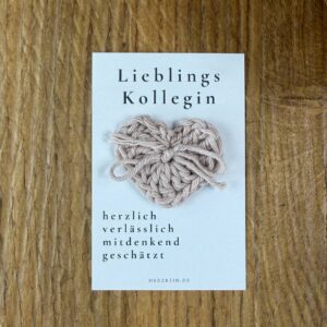 Herzreinkarte Lieblingskollegin im Visitenkartenformat mit handgehäkeltem Taschenherz