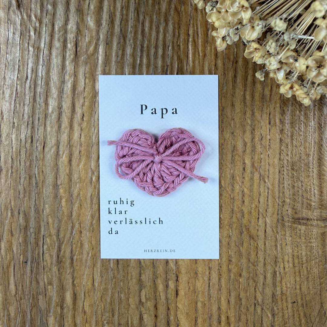 Herzreinkarte Papa im Visitenkartenformat mit handgehäkeltem Taschenherz