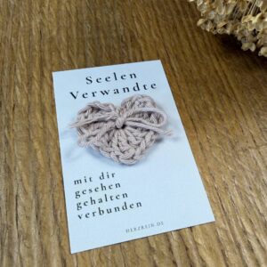 Herzreinkarte Seelenverwandte im Visitenkartenformat mit handgehäkeltem Taschenherz