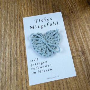 Herzreinkarte Tiefes Mitgefühl im Visitenkartenformat mit handgehäkeltem Taschenherz