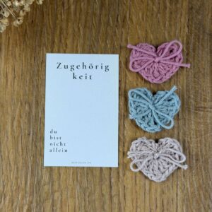 Herzreinkarte Zugehörigkeit mit drei handgehäkelten Taschenherzen