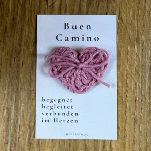 Herzreinkarte Buen Camino im Visitenkartenformat mit handgehäkeltem Taschenherz