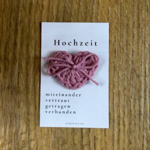 Herzreinkarte Hochzeit im Visitenkartenformat mit handgehäkeltem Taschenherz
