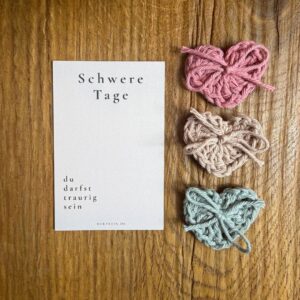 Herzreinkarte Schwere Tage mit drei handgehäkelten Taschenherzen