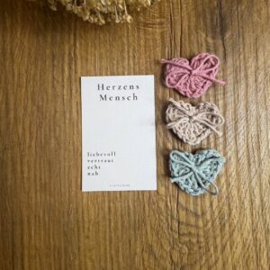 Handgehäkeltes Taschenherz der Herzreinkarte Herzensmensch