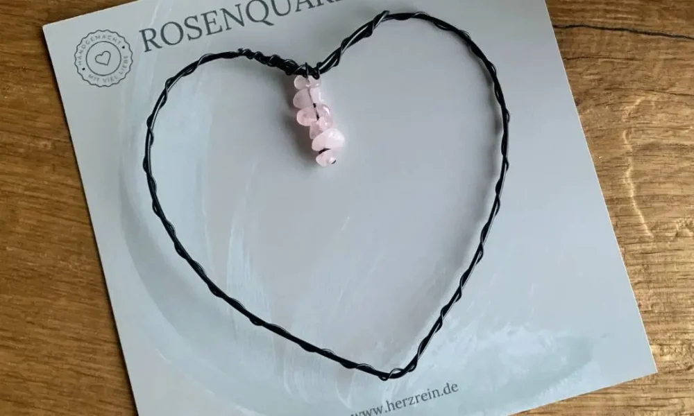 Herz-aus-Draht-mit-Rosenquarz Herz aus Draht mit Rosenquarz