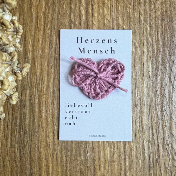 Herzreinkarte Herzensmensch im Visitenkartenformat mit handgehäkeltem Taschenherz